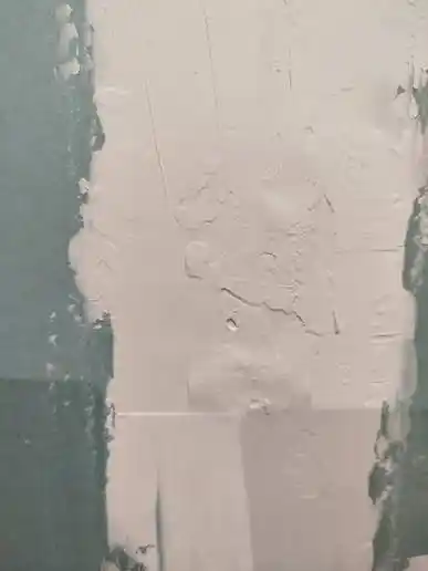 Joints de placo mal faits et bandes à joint visibles sous la peinture